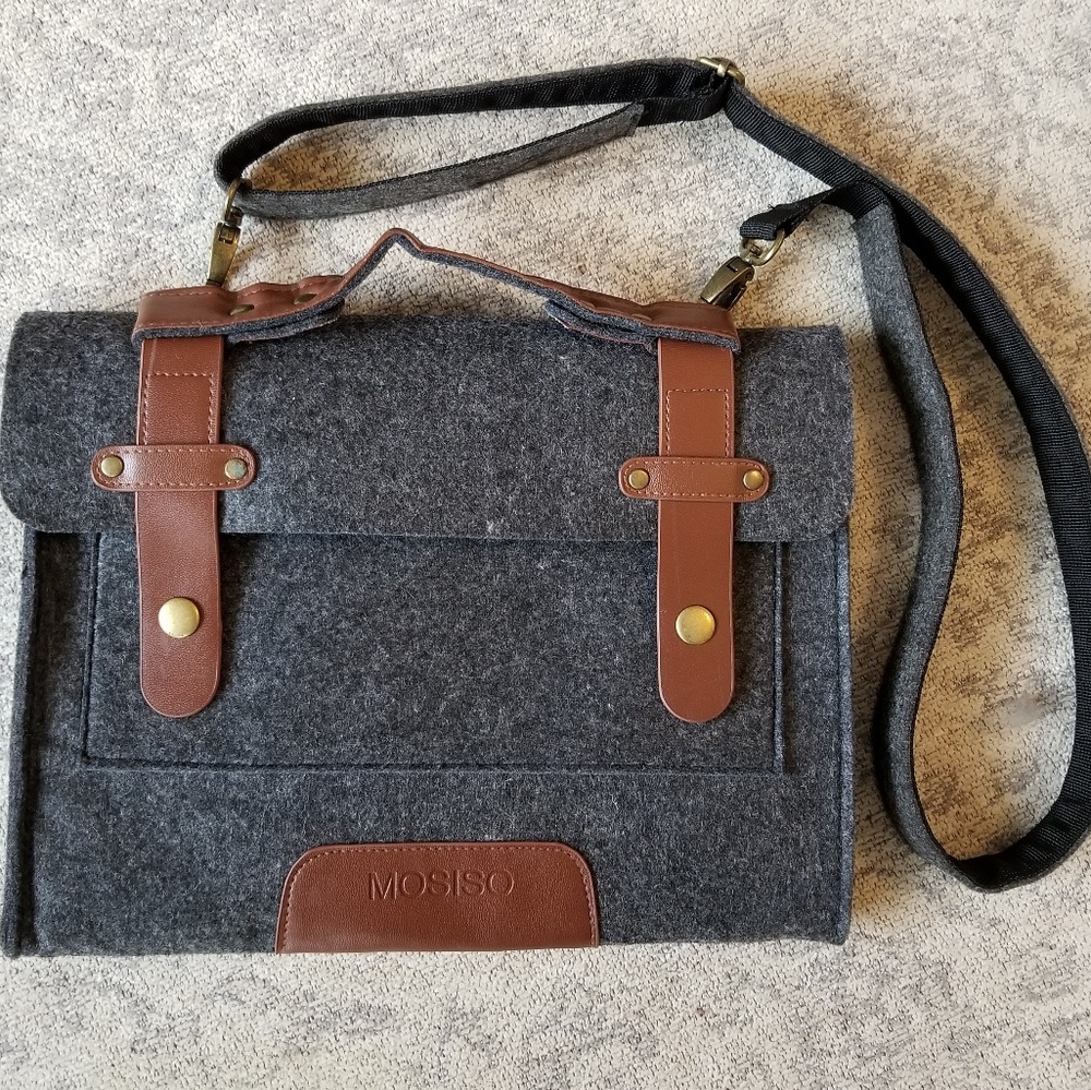 Slim minimalist felted messenger bag